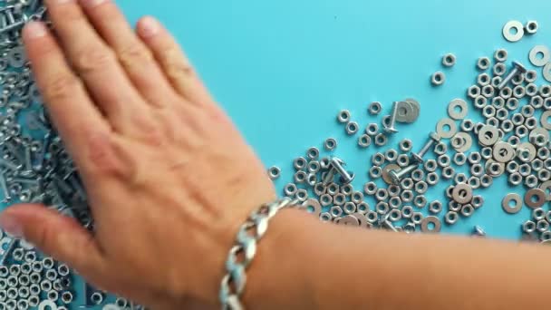 Zeitlupe Männliche Hand läuft Hand über Metallschraube, Muttern und Bolzen — Stockvideo