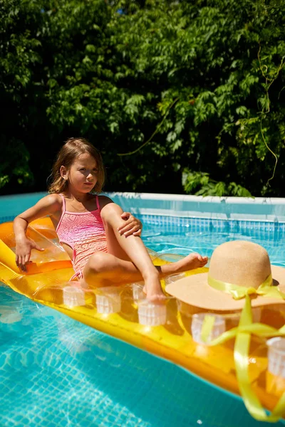 Μικρό Κορίτσι Στο Καπέλο Χαλαρώνοντας Στην Πισίνα Κολυμπά Φουσκωτό Κίτρινο — Φωτογραφία Αρχείου