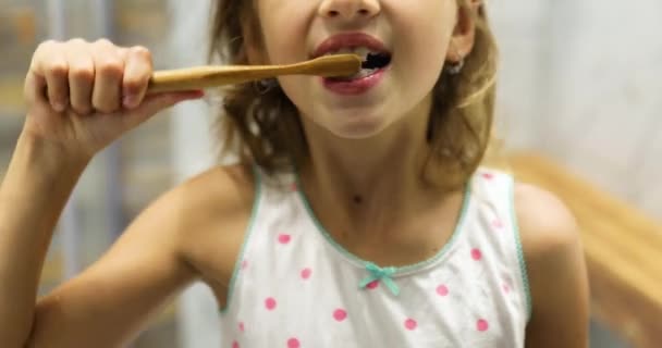 Niña cepillándose los dientes en el baño en casa, — Vídeos de Stock