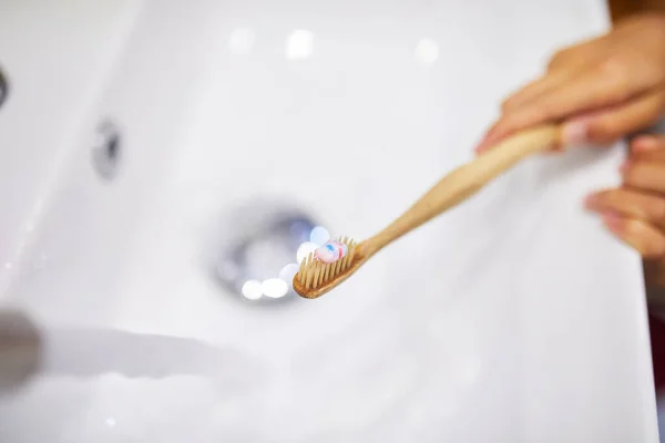 Ecologe Ξύλινη Οδοντόβουρτσα Οδοντόκρεμα Κάτω Από Νερό Jet Στο Σπίτι — Φωτογραφία Αρχείου