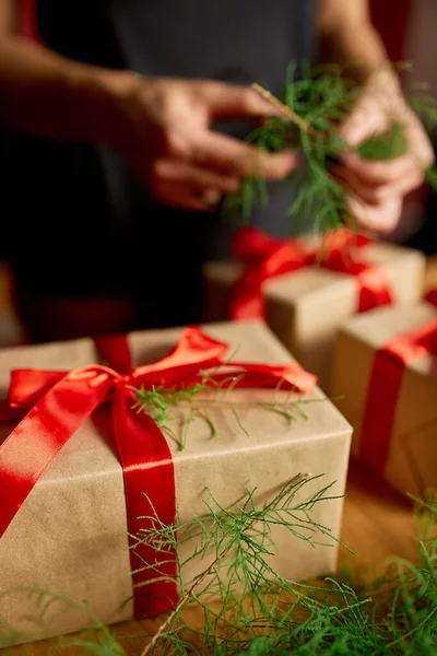 Mãos Mulher Irreconhecível Cortada Embalagem Presente Natal Eco Amigável Embalagem — Fotografia de Stock