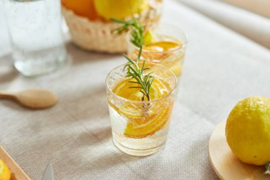 Deniz aygırı ve biberiye taze limonata. Evdeki beyaz bir masada, yaz içeceği, sağlıklı su detoksu..