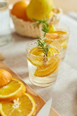 Deniz aygırı ve biberiye taze limonata. Evdeki beyaz bir masada, yaz içeceği, sağlıklı su detoksu..