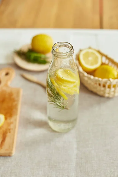 Garrafa Vidro Desintoxicação Água Saudável Com Limão Alecrim Limonada Fresca — Fotografia de Stock