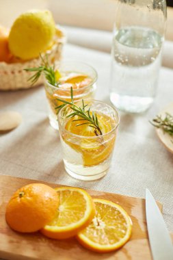 Deniz aygırı ve biberiye taze limonata. Evdeki beyaz bir masada, yaz içeceği, sağlıklı su detoksu..