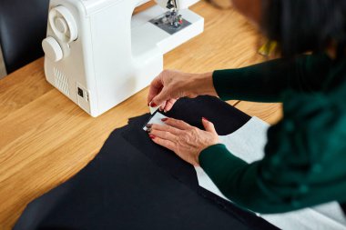 Adım adım, kadın terzinin dikiş kalıpları atölye, tekstil endüstrisi, hobi, çalışma alanı gibi dikiş desenleriyle çalışan olgun bir terzi. Oluşturma süreci DIY, Terzinin İş Yeri.