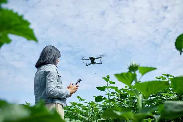 Young Woman Learning How Pilot Her Drone Female Using Piloting — Stock Photo, Image