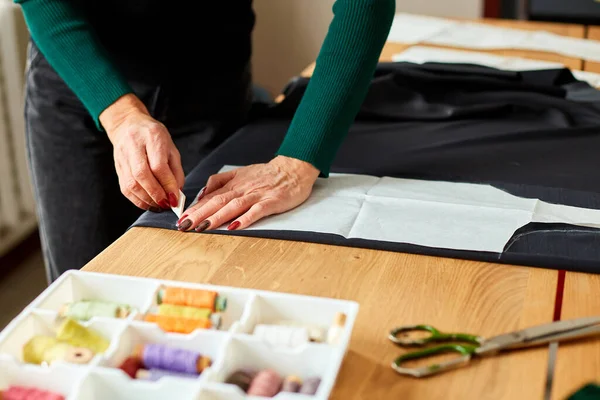 Schritt Für Schritt Schneiderin Weiblich Macht Schnittmuster Reife Schneiderin Arbeitet — Stockfoto