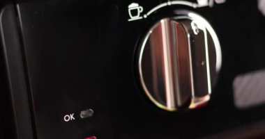 Profesyonel bir kahve makinesinin detayları yeşil ışık yanıyor, Espresso Kahve Makinesi Espresso Kahve Yapıyor