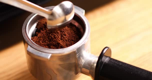 Kadın Eli Portafilter Tutuyor Modern Kahve Makinesini Kullanarak Evde Taze — Stok video
