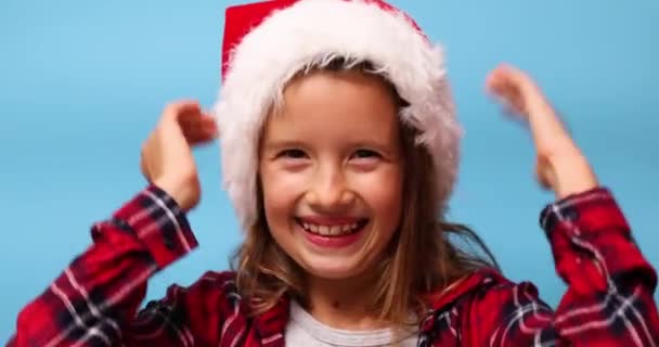 Retrato Niña Navidad Santa Sombrero Niño Alegre Sonriente Sobre Fondo — Vídeos de Stock