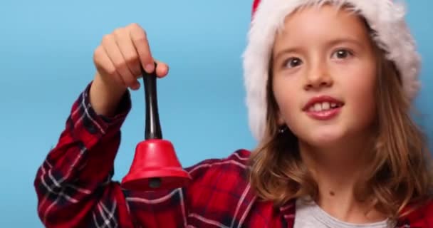 Porträt Eines Kleinen Weihnachtsmädchens Mit Weihnachtsmütze Und Glöckchen Lächelndes Singendes — Stockvideo