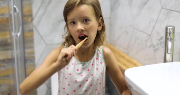Menina Escovação Dentes Com Madeira Cola Escova Dentes Banheiro Casa — Vídeo de Stock
