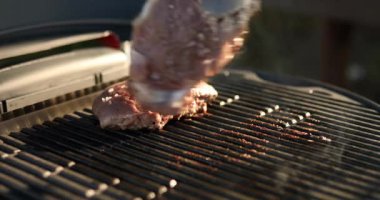 Adam gaz ızgarasında et kızarttı arka bahçede ızgara ızgara et, ızgara et, yaz aile pikniği, doğada yemek..