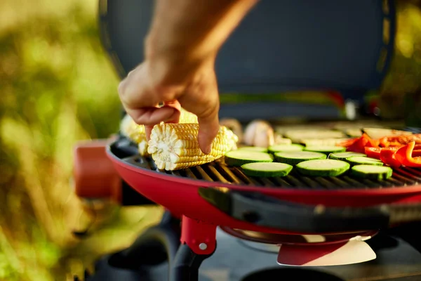 裏庭のバーベキューガスグリル屋外で野菜を焼く人の手を閉じる 野菜オングリル 夏の家族のピクニック 自然食品 — ストック写真