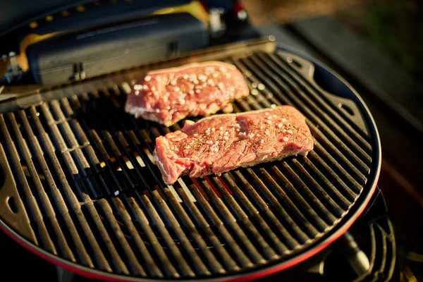 裏庭のバーベキューグリル屋外でのガスグリルでロースト肉 グリルステーキ肉 夏の家族のピクニック 自然上の食品 — ストック写真