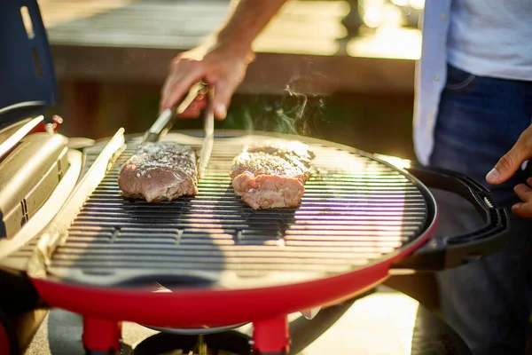 Viande Grillée Sur Gril Gaz Sur Barbecue Plein Air Dans — Photo