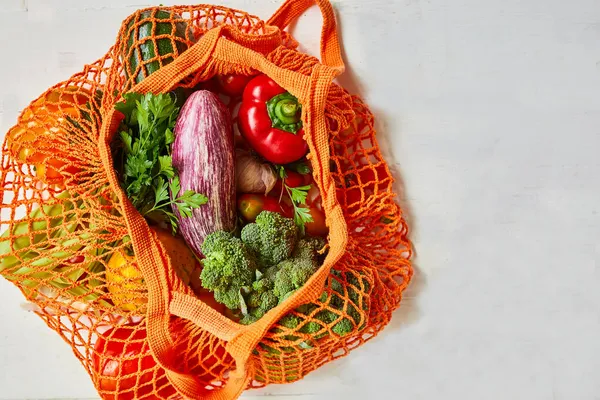 Flat Lay Mesh Grocery Shopping Eco Friendly Bag Vegetable Greens — Stock Photo, Image