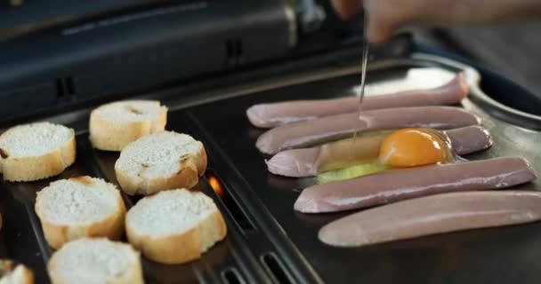 Close Man Hand Break Eggs Roasting Bruschetta Sausages Barbecue Gas — Videoclip de stoc