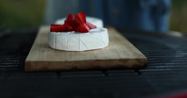 Frau Hand Legte Erdbeere Auf Grill Camembert Käse Freien Auf — Stockvideo