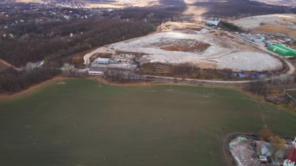 Αεροφωτογραφία Drone Της Στοίβας Των Διαφόρων Τύπων Μεγάλων Ορεινών Σκουπιδιών — Αρχείο Βίντεο