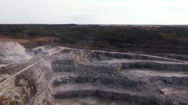 Eğri Ovası 'ndaki maden ocakları, çıkıntılar, endüstriyel taş ocakları, madencilik açık çukurunda çalışan ağır endüstriyel makineler..