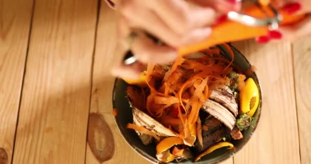 Frauen Schälten Möhren Gemüseschälen Warfen Kompost Den Eimer Organische Kompostierungsreste — Stockvideo