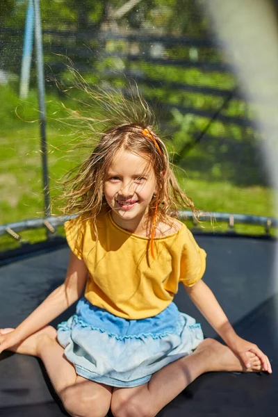 Portrait Young Girl Electrified Hair Trampoline Outdoors Backyard House Sunny — Stock Photo, Image