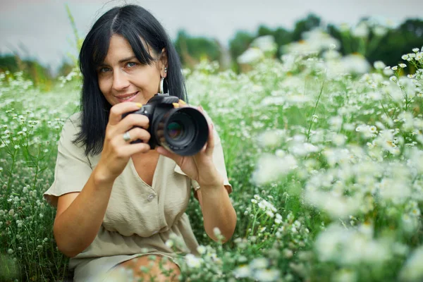 Retrato Fotógrafa Tirar Fotos Livre Paisagem Campo Flores Segurando Uma — Fotografia de Stock
