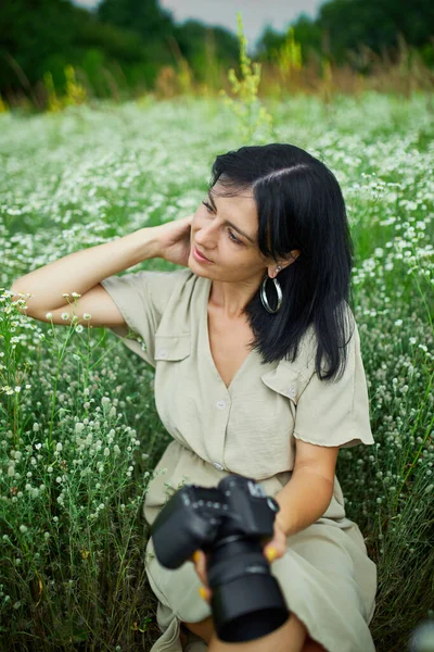 Femme Photographe Assise Extérieur Sur Paysage Champs Fleurs Tenant Appareil — Photo