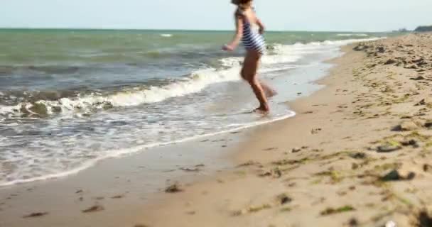 Счастливая Веселая Маленькая Девочка Бежит Пляжу Быстро Семейный Отдых Море — стоковое видео
