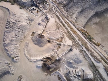 Eğri Ovası 'ndaki maden ocakları, çıkıntılar, endüstriyel taş ocakları, madencilik açık çukurunda çalışan ağır endüstriyel makineler..