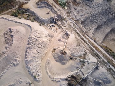 Eğri Ovası 'ndaki maden ocakları, çıkıntılar, endüstriyel taş ocakları, madencilik açık çukurunda çalışan ağır endüstriyel makineler..