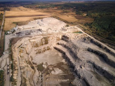 Eğri Ovası 'ndaki maden ocakları, çıkıntılar, endüstriyel taş ocakları, madencilik açık çukurunda çalışan ağır endüstriyel makineler..
