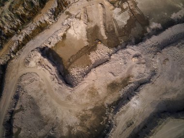Eğri Ovası 'ndaki maden ocakları, çıkıntılar, endüstriyel taş ocakları, madencilik açık çukurunda çalışan ağır endüstriyel makineler..