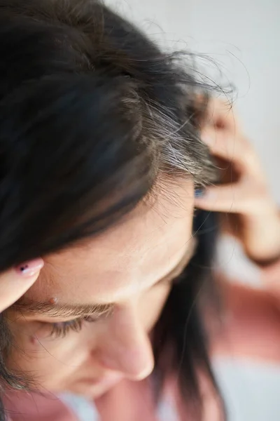 Retrato Uma Bela Jovem Examinando Seu Couro Cabeludo Cabelo Espelho — Fotografia de Stock