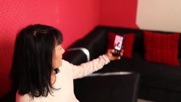 Feliz abuela tener videocall en el teléfono celular charla en línea con la nieta — Vídeo de stock