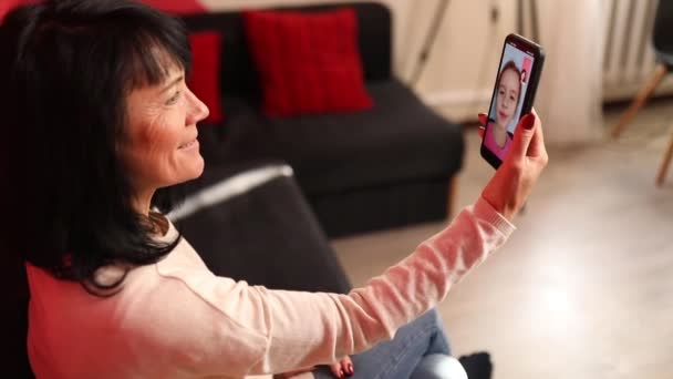 Ευτυχισμένη γιαγιά έχει videocall στο κινητό σε απευθείας σύνδεση συζήτηση με την εγγονή — Αρχείο Βίντεο