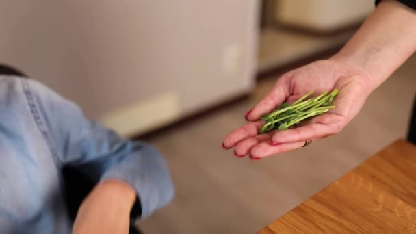 Madre dada microgreen para su hija, concepto de comida saludable. — Vídeos de Stock