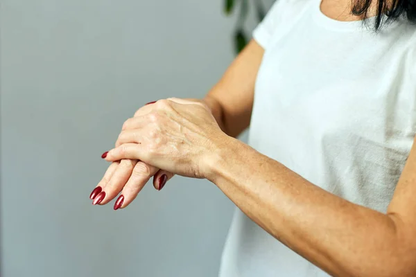 Ältere Frau Anwendung Feuchtigkeitsspendende Handcreme Hause Konzept Der Gesundheitsversorgung Der — Stockfoto