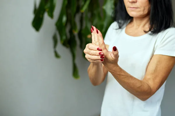 Donna Più Anziana Attraente Che Massaggia Unghie Dita Trattamento Mani — Foto Stock