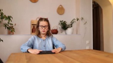 Küçük kız gözlüklerini çıkarır, gözleri ovalar, akıllı birine oyun oynamaktan yorgun düşer, çocuk görme bozukluğu, gadge 'dan bağımlılık....