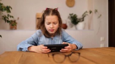 Zavallı görme yetisi olan, akıllı bir kızla oyun oynayan, gadge 'dan çocuk bağımlılığı olan küçük kız..