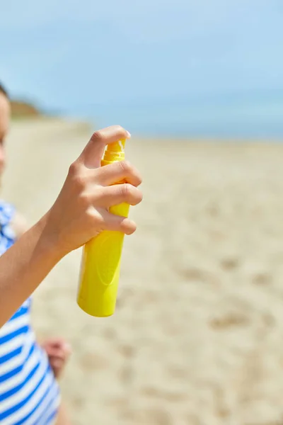 Κοριτσάκι Μαγιό Κρατά Στο Χέρι Κίτρινο Μπουκάλι Αντηλιακό Στέκεται Στην — Φωτογραφία Αρχείου