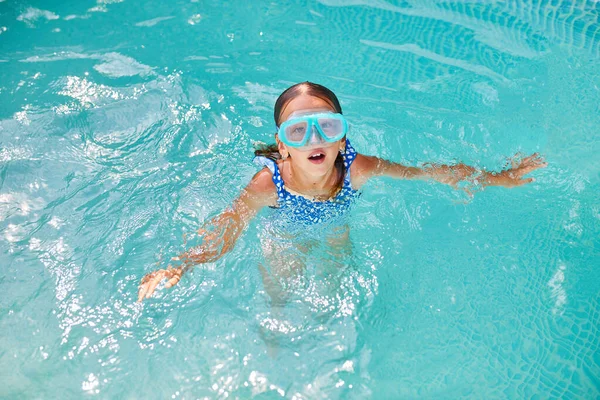 Κοριτσάκι Γυαλιά Που Διασκεδάζει Καταδύεται Και Κολυμπάει Στην Πισίνα Καλοκαιρινές — Φωτογραφία Αρχείου
