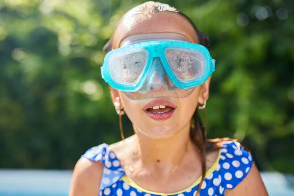 Πορτρέτο Του Μικρού Κοριτσιού Γυαλιά Που Διασκεδάζουν Καταδύσεις Και Κολύμπι — Φωτογραφία Αρχείου