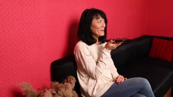 Feliz Sonrisa Mujer Mayor Hablando Con Amigos Familiares Usando Altavoz — Vídeos de Stock