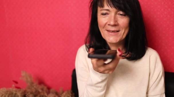 Feliz Mujer Mayor Sonriente Sosteniendo Teléfono Móvil Hablando Con Amigos — Vídeos de Stock