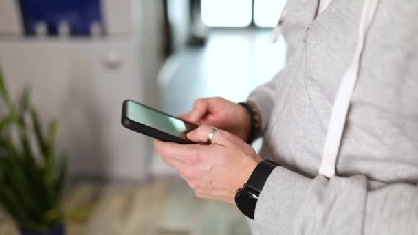 Man Håller Smartphone Två Händer Skriva Text Njuta Kommunikation Med — Stockvideo