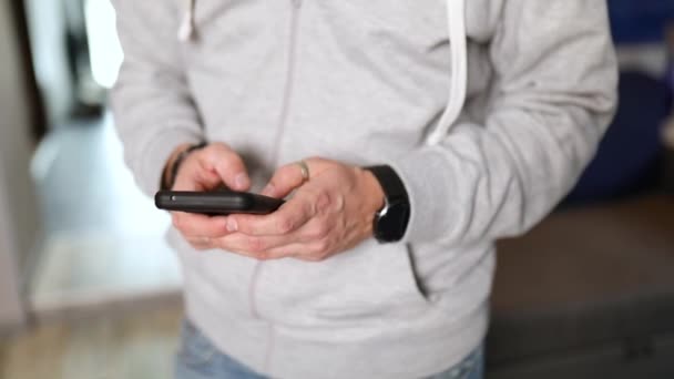 Homme Tenir Smartphone Dans Deux Mains Taper Texte Profiter Communication — Video